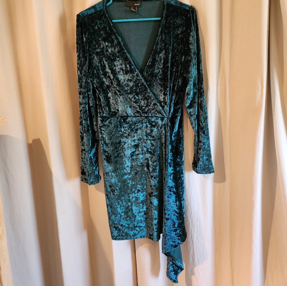 Long Sleeve Green Velvet Cocktail Dress